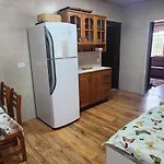 Casa com lareira,bela paisagem e deck externo com área de churrasco.