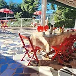 Casa com lareira,bela paisagem e deck externo com área de churrasco.